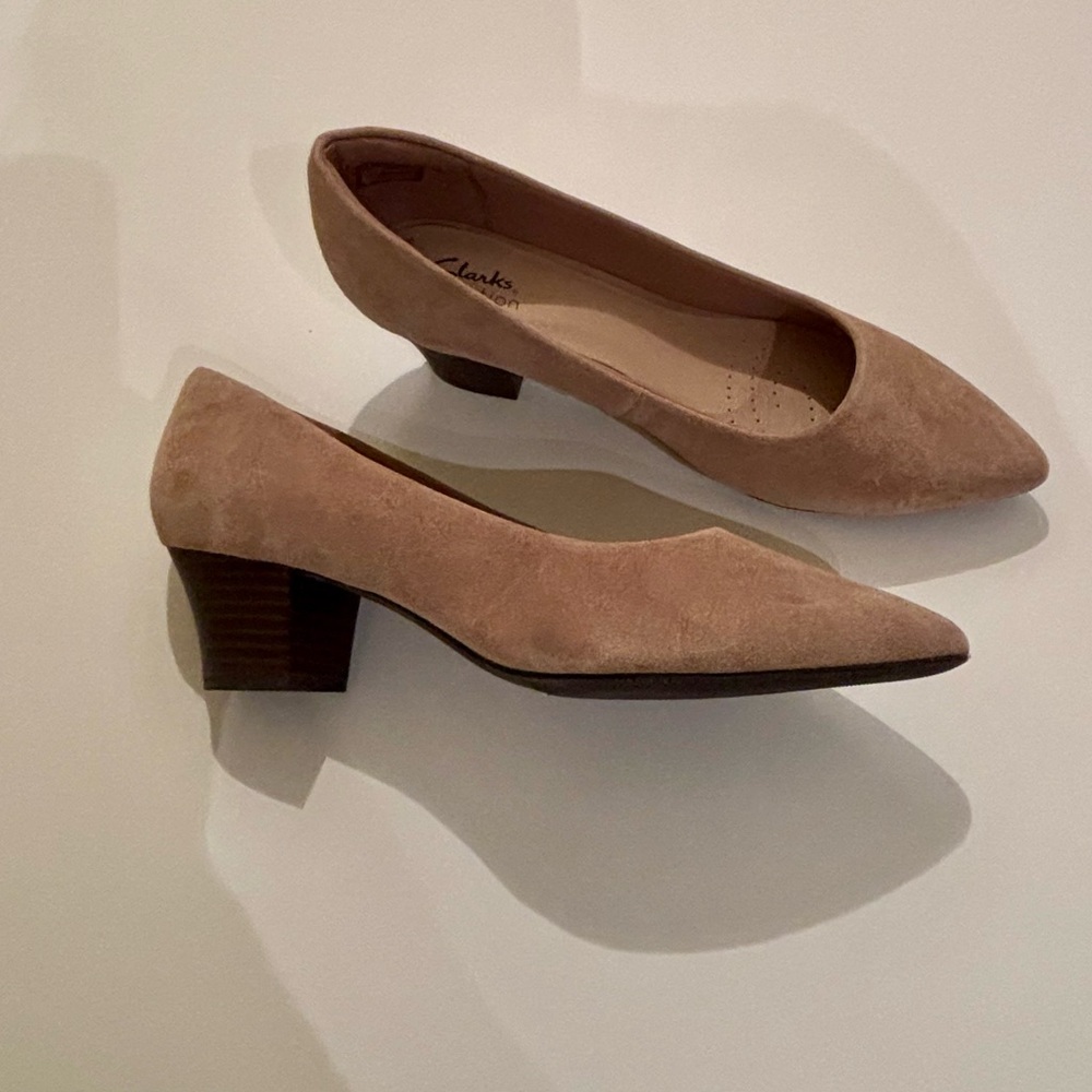Clarks Women's Black and Tan Flats - Picture 9 of 12